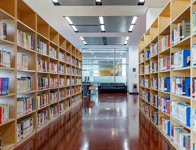摄图网_500583449_宽敞明亮的图书馆阅览室（非企业商用）.jpg